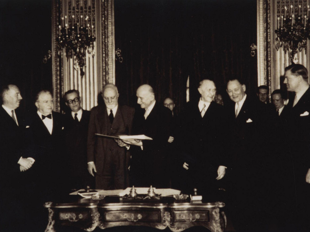 <p style="text-align: center;"><strong>The 18th April 1951 signing of the treaty establishing the ECSC (the European Coal and Steel Community) in the Salon de l'Horloge in the French Foreign ministry. Robert Schuman, French Minister of Foreign Affairs, is pictured holding the treaty.</strong><br style="text-align: center;" /><span style="text-align: center;">Source / Cr&eacute;dit :&nbsp;</span><a style="text-align: center;" href="https://www.flickr.com/photos/francediplomatie/4862219887" target="_blank" rel="noopener">Commission europ&eacute;enne</a></p>