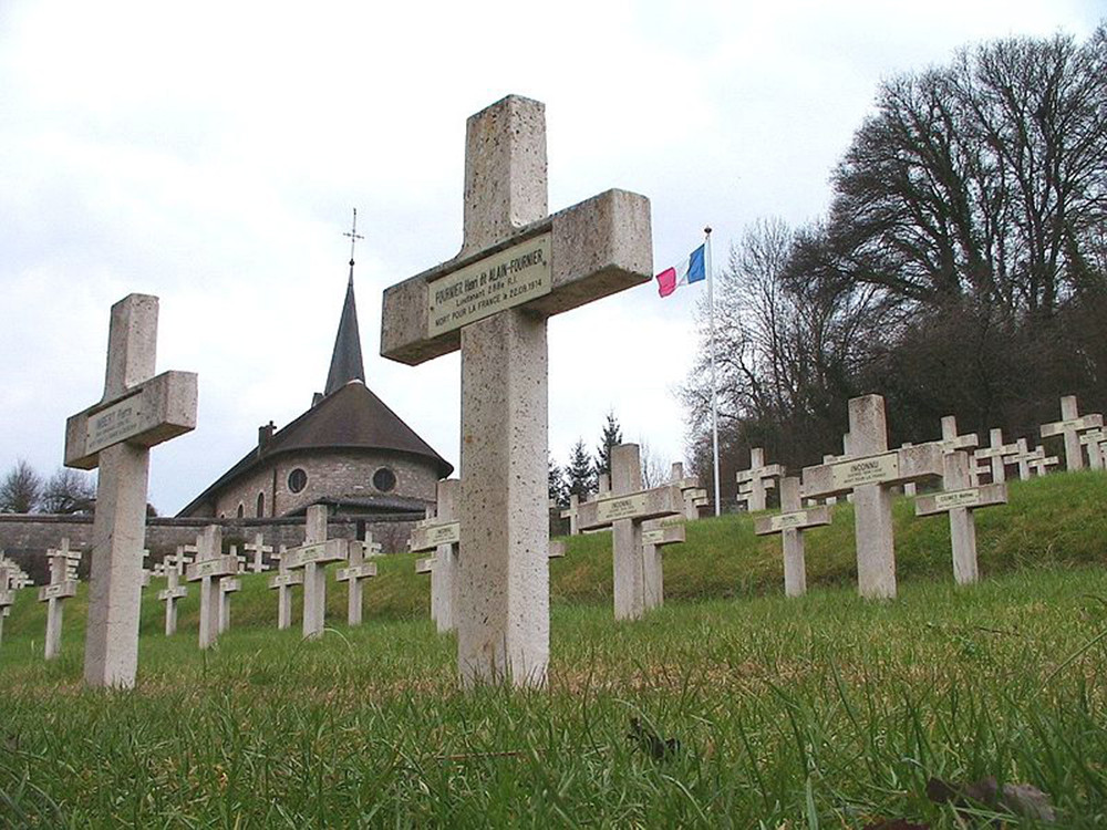 <p style="text-align: center;"><strong>Alain-Fournier's grave in the French national military cemetery of Saint-R&eacute;my la Calonne.</strong><br style="text-align: center;" /><span style="text-align: center;">Source / Cr&eacute;dit :&nbsp;</span><a style="text-align: center;" href="https://commons.wikimedia.org/wiki/File:Alain_Fournier-tombe.jpg?uselang=fr" target="_blank" rel="noopener">F5ZV - Wikip&eacute;dia CC</a></p>