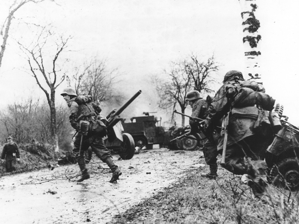 <p style="text-align: center;"><strong>Troupes allemandes lors de l'offensive de d&eacute;cembre 1944.&nbsp;</strong><br />Source / Cr&eacute;dit : <a href="https://commons.wikimedia.org/wiki/File:German_troops_at_Battle_of_the_Bulge,_16_December_1944.jpg" target="_blank" rel="noopener">Imperial War Museum - Wikepedia CC</a></p>