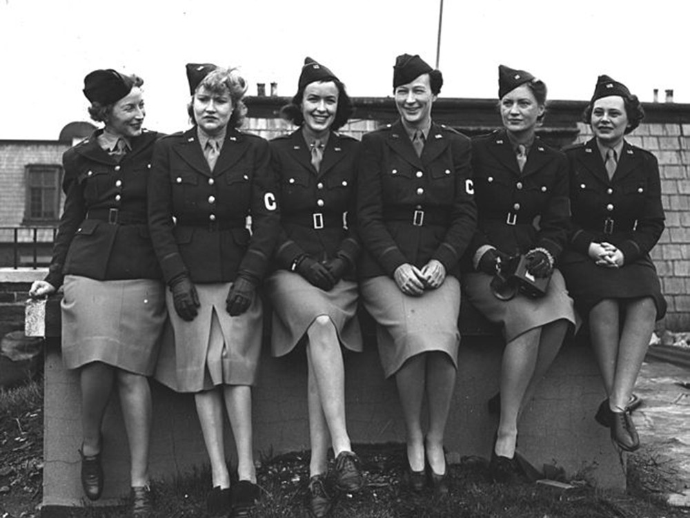 <p style="text-align: center;"><strong>Six female war correspondents who covered the U.S. Army in the European Theatre during World War II appear together in this 1943 photograph: Mary Welch, Dixie Tighe, Kathleen Harriman, Helen Kirkpatrick, Lee Miller, Tania Long.</strong><br style="text-align: center;" /><span style="text-align: center;">Source / Cr&eacute;dit :&nbsp;</span><a style="text-align: center;" href="https://fr.wikipedia.org/wiki/Fichier:War_correspondents.jpg" target="_blank" rel="noopener">U.S. Army Center of Military History - Wikipedia CC</a></p>