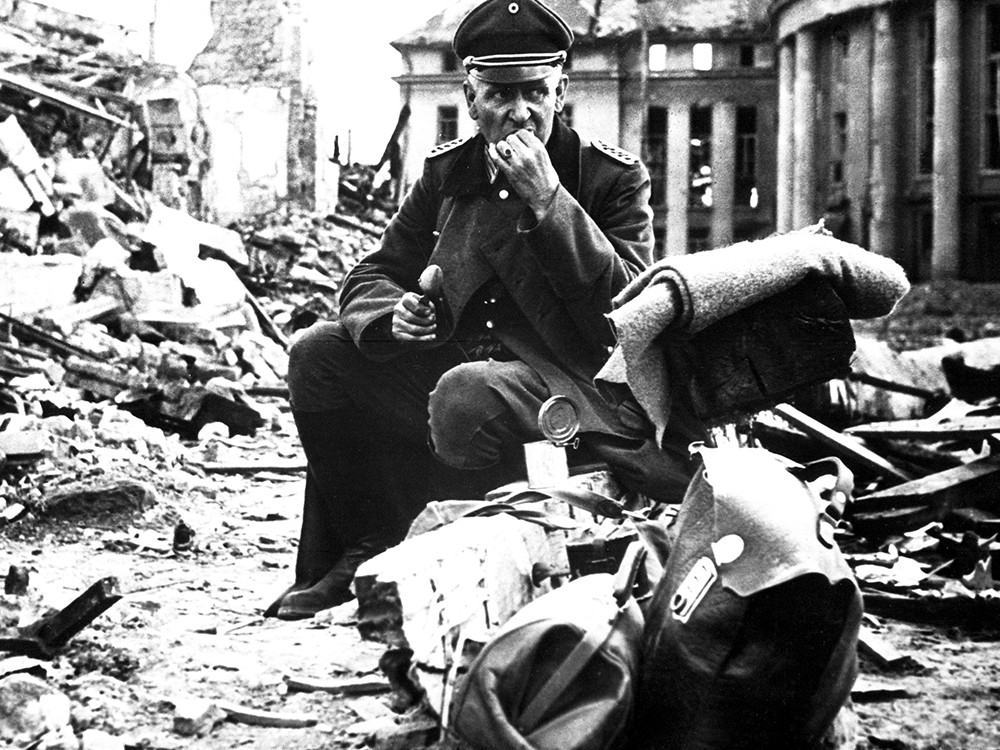 <p style="text-align: center;"><strong>Un officier allemand dans les ruines de Sarrebruck, capitale de la Sarre, en Allemagne, en 1945. La photo a &eacute;t&eacute; prise sur la Schillerplatz, avec &agrave; l'arri&egrave;re-plan les ruines du b&acirc;timent Staatstheater.</strong><br />Source / Cr&eacute;dit : <a href="https://commons.wikimedia.org/wiki/File:German_officer_Saarbruecken_1945.jpeg" target="_blank" rel="noopener">U.S. National Archives and Records Administration - Wikipedia CC</a></p>