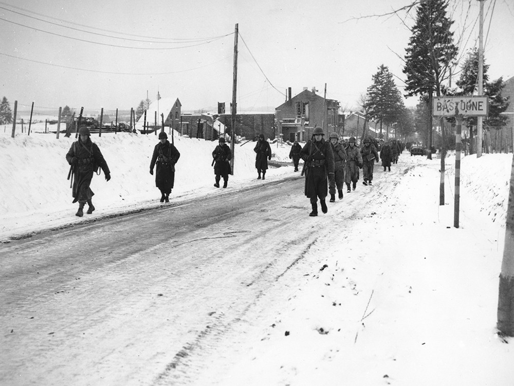 <p style="text-align: center;"><strong>Members of the 101st Airborne Division move out of Bastogne, Belgium, to drive the Germans who have besieged them for ten days, out of a neighbouring town - Bastogne, 29th December 1944.</strong><br style="text-align: center;" /><span style="text-align: center;">Source / Cr&eacute;dit :&nbsp;</span><a style="text-align: center;" href="https://commons.wikimedia.org/wiki/File:Photograph_of_Members_of_the_101st_Airborne_Division_as_they_Move_out_of_Bastogne,_Belgium_-_NARA_-_12010172.jpg" target="_blank" rel="noopener">U.S. National Archives and Records Administration - Wikipedia CC</a></p>