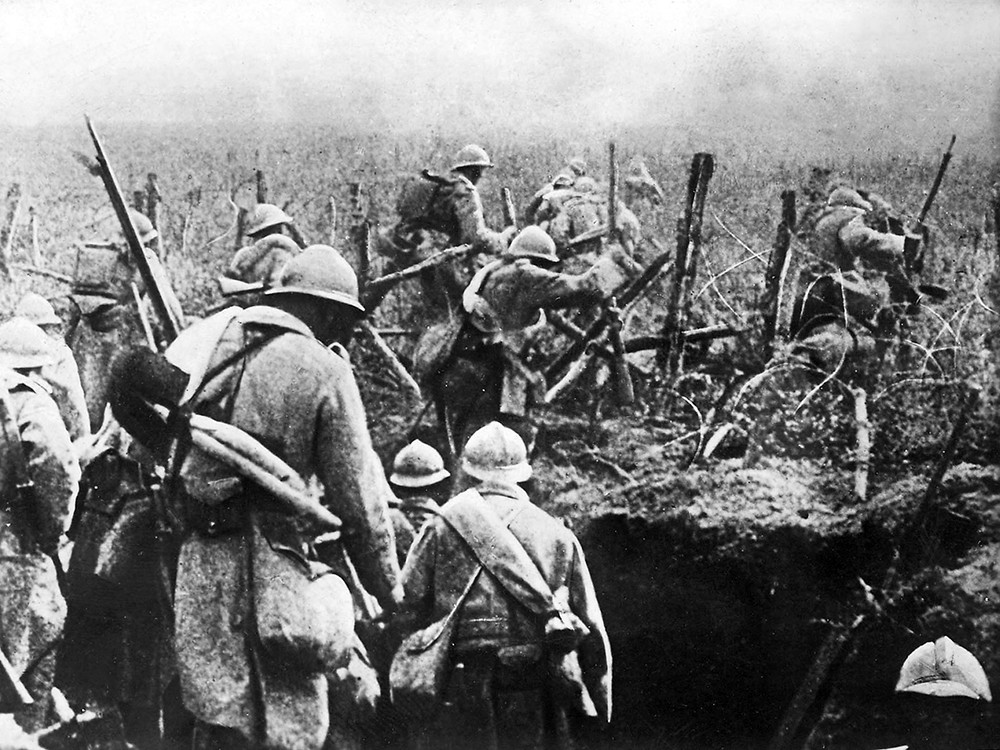<p style="text-align: center;"><strong>Franse soldaten in de aanval verlaten hun loopgraaf tijdens de Slag om Verdun, 1916.</strong><br style="text-align: center;" /><span style="text-align: center;">Source / Cr&eacute;dit :&nbsp;</span><a style="text-align: center;" href="https://fr.wikipedia.org/wiki/Fichier:Bataille_de_Verdun_1916.jpg" target="_blank" rel="noopener">DOCPIX - Wikip&eacute;dia CC</a></p>
