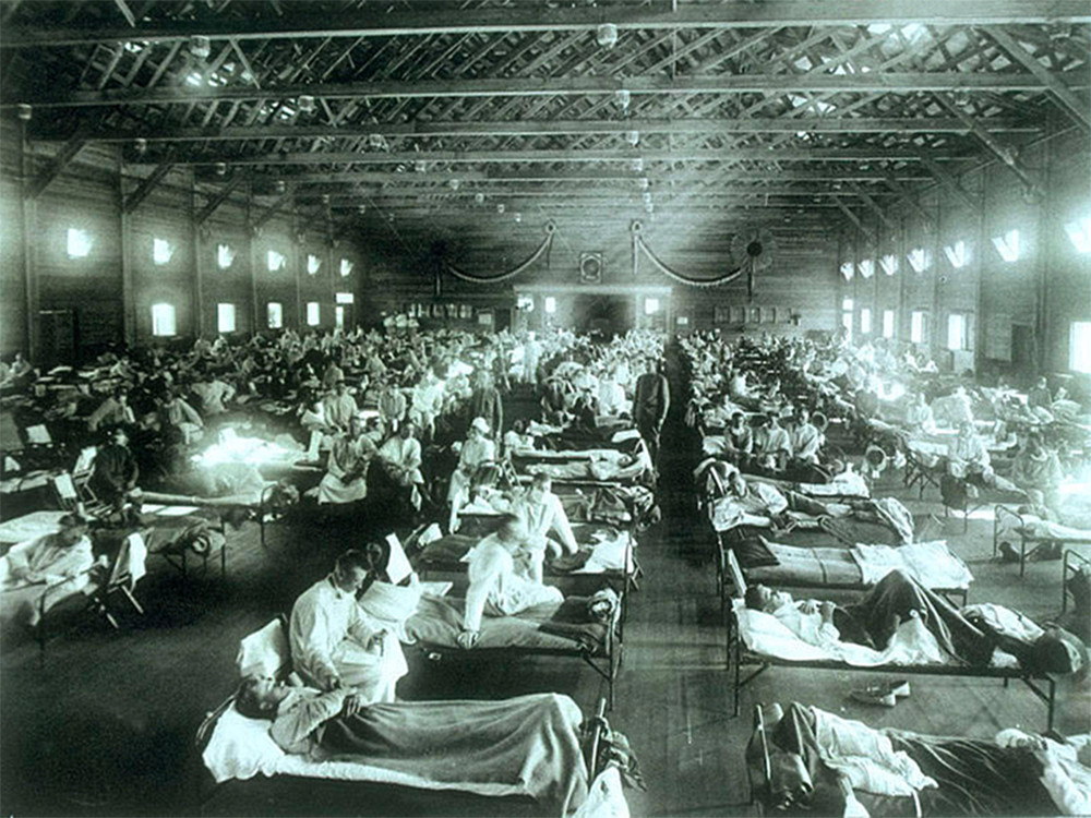 <p style="text-align: center;"><strong>Emergency medical facility during the Spanish flu pandemic, Kansas (USA) - 1918/1919.</strong><br style="text-align: center;" /><span style="text-align: center;">Source / Cr&eacute;dit :&nbsp;</span><a style="text-align: center;" href="https://commons.wikimedia.org/wiki/File:Spanish_flu_hospital.png" target="_blank" rel="noopener">US National Museum of Health and Medicine - Wikip&eacute;dia CC</a></p>