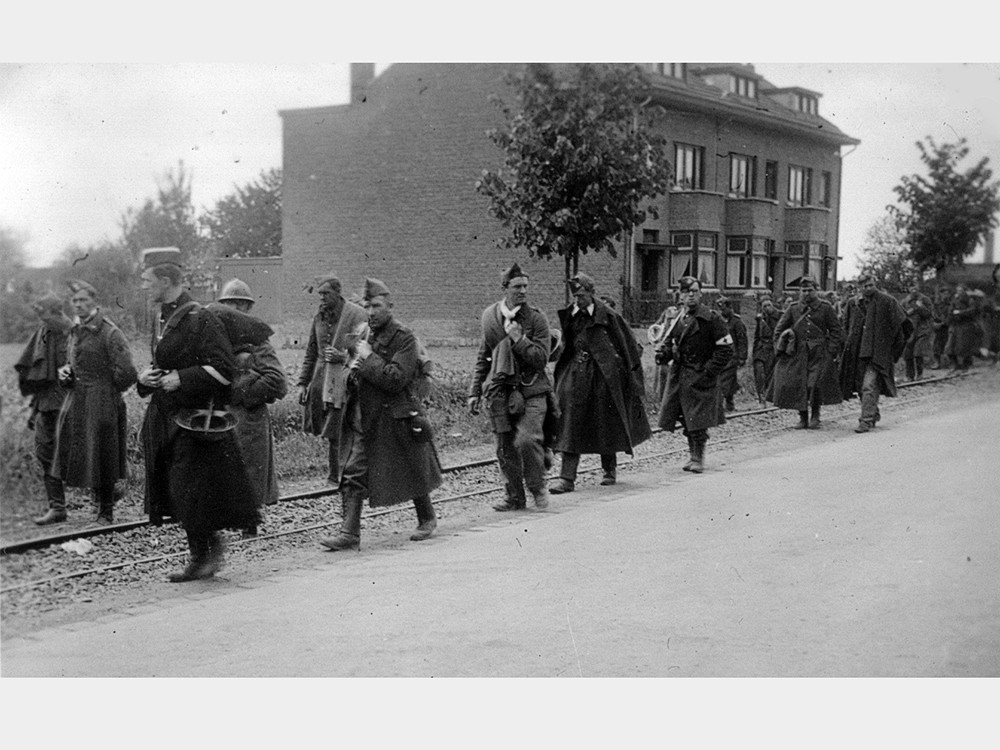 <p style="text-align: center;"><strong>Belgian soldiers under German guard following the fall of Fort Eben-Emael on 11th May 1940.</strong><br style="text-align: center;" /><span style="text-align: center;">Source / Cr&eacute;dit :&nbsp;</span><a style="text-align: center;" href="https://en.wikipedia.org/wiki/File:Infanterie-Regiment_489_Westfeldzug_Gefangene_Fort_Eben-Emael_1940-2_by-RaBoe.jpg" target="_blank" rel="noopener">Ra Boe - Wikipedia CC</a></p>