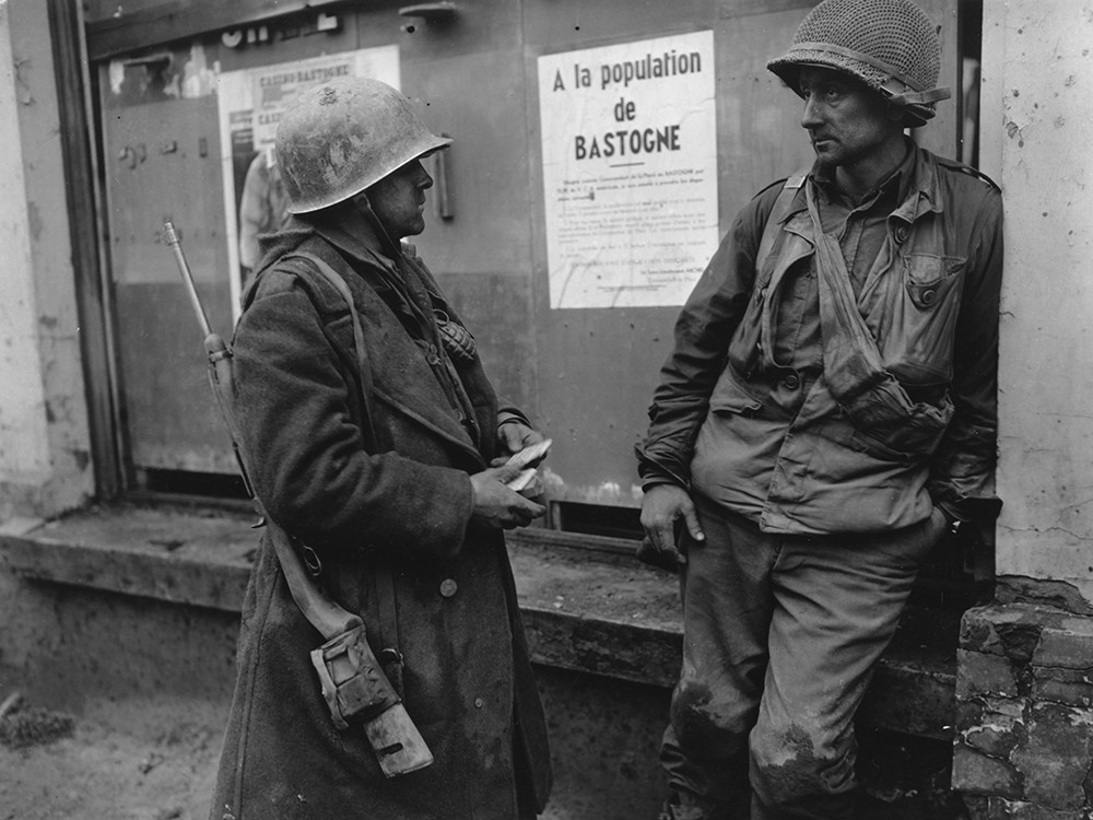 <p style="text-align: center;"><strong>Soldats am&eacute;ricains du 110e R&eacute;giment d'Infantrie &agrave; Bastogne le 19 d&eacute;cembre 1944.&nbsp;</strong><br />Source / Cr&eacute;dit : <a href="https://commons.wikimedia.org/wiki/File:Photograph_of_Infantrymen_in_Bastogne,_Belgium_-_NARA_-_12010146.jpg" target="_blank" rel="noopener">U.S. National Archives and Records Administration - Wikipedia CC</a></p>