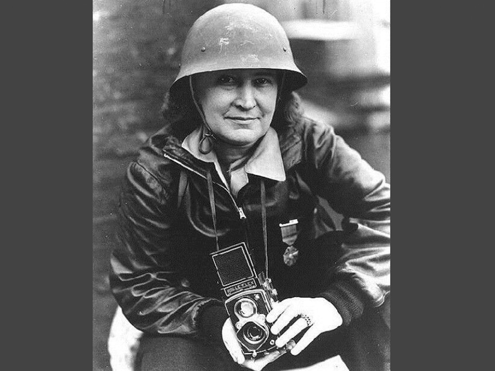 <p style="text-align: center;"><strong>Therese Bonney mit ihre Medaille. Februar 1942.</strong><strong style="text-align: center;">&nbsp;</strong><br style="text-align: center;" /><span style="text-align: center;">Source / Cr&eacute;dit :&nbsp;</span><a style="text-align: center;" href="https://en.wikipedia.org/wiki/File:Th%C3%A9r%C3%A8se_Bonney.jpg" target="_blank" rel="noopener">New York World-Telegram &amp; Sun - Wikipedia CC</a></p>