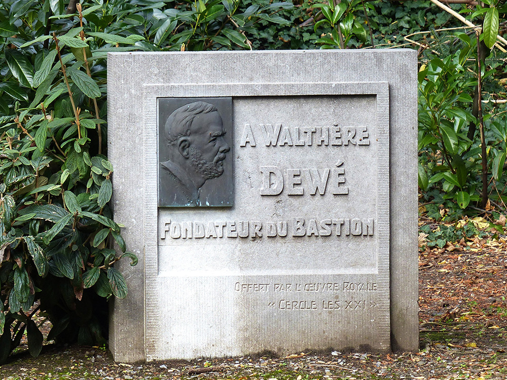 <p style="text-align: center;"><strong>Monument to the founder of the Dame Blanche intelligence network, Walt&egrave;re Dew&eacute;.&nbsp;</strong><br style="text-align: center;" /><span style="text-align: center;">Source / Cr&eacute;dit : Coll. ATLB</span></p>