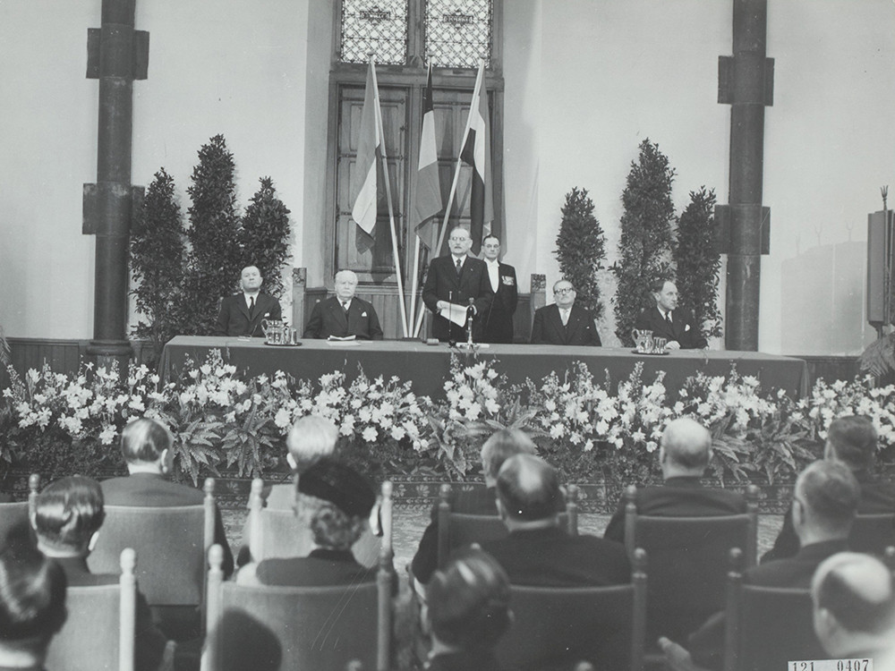 <p style="text-align: center;"><strong>The conference that established the Benelux Economic Union. The Hague, February 1958.</strong><br style="text-align: center;" /><span style="text-align: center;">Source / Cr&eacute;dit :&nbsp;</span><a style="text-align: center;" href="https://commons.wikimedia.org/wiki/File:Benelux_conferentie_te_Den_Haag._Toespraak_van_Drees._Vlnr._Larock,_Bech,_Drees,,_Bestanddeelnr_121-0407.jpg" target="_blank" rel="noopener">Nationaal Archief - Wikipedia CC</a></p>