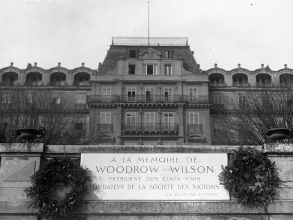 <p style="text-align: center;"><strong>Plaque of Woodrow Wilson with the Council Chamber of the League of Nations in the background, 1928.</strong><br style="text-align: center;" /><span style="text-align: center;">Source / Cr&eacute;dit :&nbsp;</span><a style="text-align: center;" href="https://fr.wikipedia.org/wiki/Fichier:Bundesarchiv_Bild_102-00678,_Genf.-_Haus_des_V%C3%B6lkerbundrates.jpg" target="_blank" rel="noopener">Bundesarchiv - Wikip&eacute;dia CC</a></p>