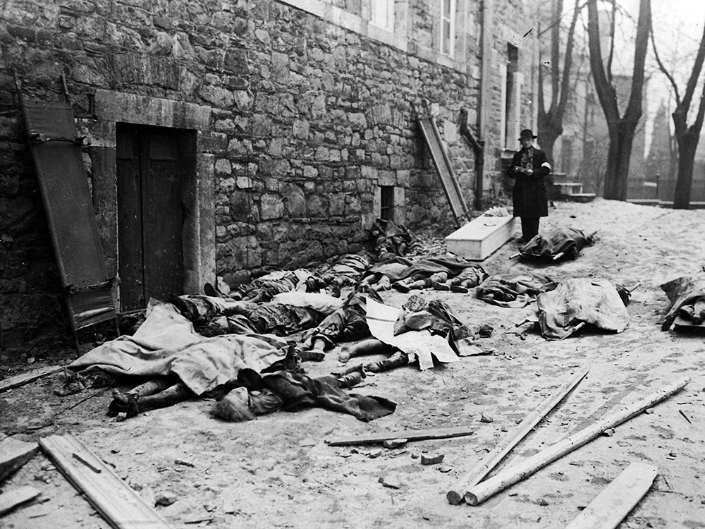 <p style="text-align: center;"><strong>De lichamen van Belgische mannen, vrouwen en kinderen die door het Duitse leger zijn gedood tijdens hun tegenoffensief in Luxemburg en Belgi&euml; wachten om ge&iuml;dentificeerd te worden alvorens ze worden begraven. 15 december 1944.&nbsp;</strong><br style="text-align: center;" /><span style="text-align: center;">Source / Cr&eacute;dit :&nbsp;</span><a style="text-align: center;" href="https://simple.wikipedia.org/wiki/File:DeadBelgiumcivilians1944.jpg" target="_blank" rel="noopener">National Archives and Records Administration - Wikipedia CC</a></p>