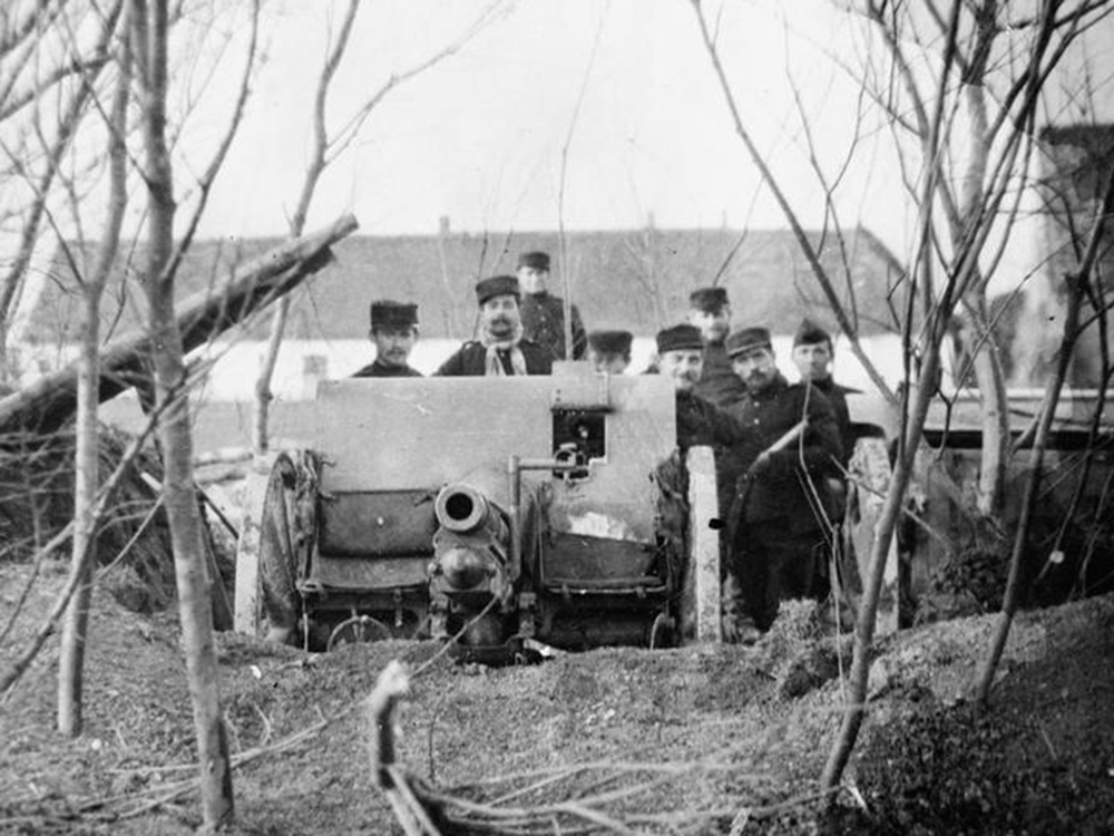 <p style="text-align: center;"><strong>A Belgian field gun and its crew in position - 1914.</strong><br style="text-align: center;" /><span style="text-align: center;">Source / Cr&eacute;dit :&nbsp;</span><a style="text-align: center;" href="https://nl.wikipedia.org/wiki/Bestand:The_Belgian_Army,_1914_Q53281.jpg" target="_blank" rel="noopener">Imperial War Museums / Wikipedia CC</a></p>