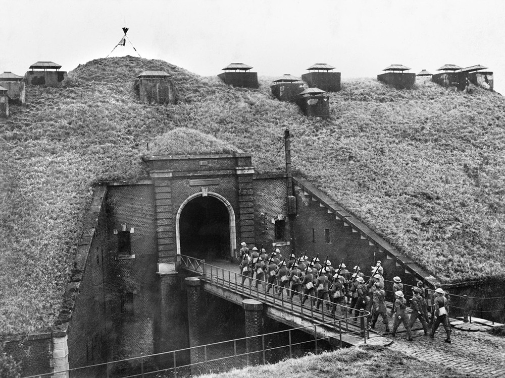<p style="text-align: center;"><strong>Troops of the British 51st Highland Division march over a drawbridge <br />into Fort de Sainghain on the Maginot Line, 3 November 1939.</strong><br style="text-align: center;" /><span style="text-align: center;">Source / Cr&eacute;dit :&nbsp;</span><a style="text-align: center;" href="https://commons.wikimedia.org/wiki/File:Troops_of_51st_Highland_Division_march_over_a_drawbridge_into_Fort_de_Sainghain_on_the_Maginot_Line,_3_November_1939._O227.jpg" target="_blank" rel="noopener">War Office Second World War Official Collection - Wikip&eacute;dia CC</a></p>
