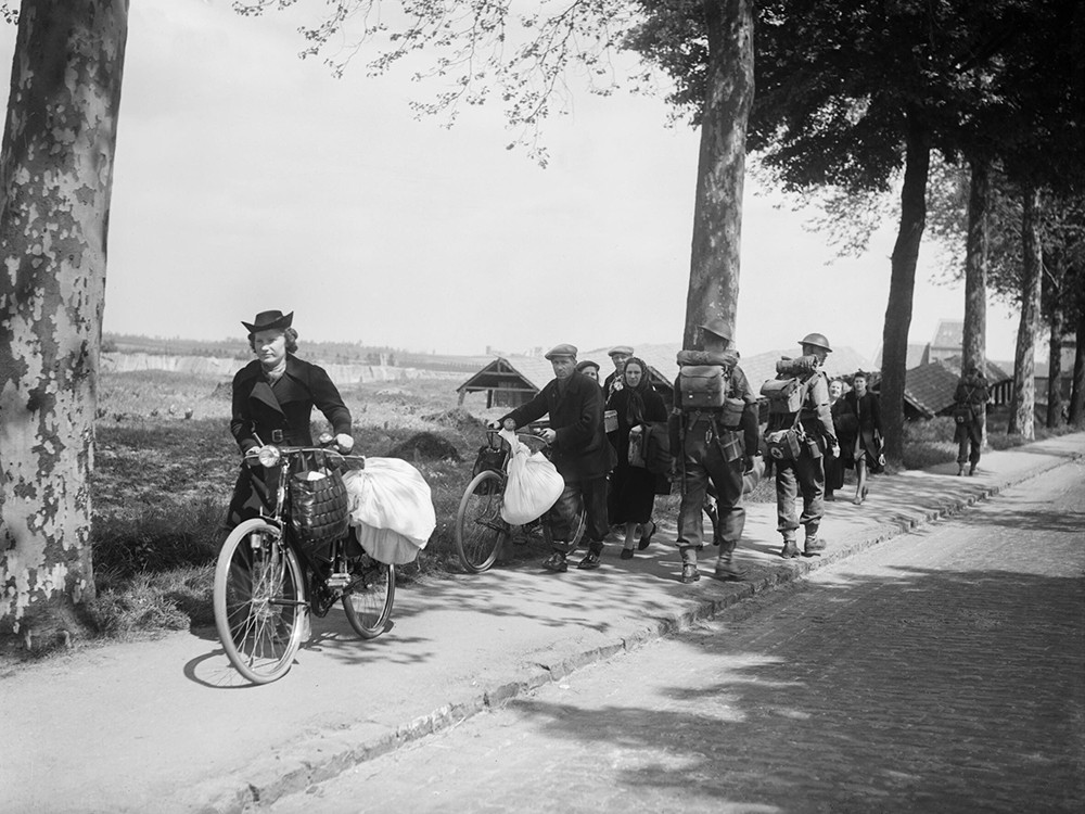 <p style="text-align: center;"><strong>British troops and Belgian refugees on the Brussels-Louvain road, 12th May 1940.</strong><br style="text-align: center;" /><span style="text-align: center;">Source / Cr&eacute;dit :&nbsp;</span><a style="text-align: center;" href="https://fr.wikipedia.org/wiki/Fichier:British_troops_and_Belgian_refugees_on_the_Brussels-Louvain_road,_12_May_1940._F4422.jpg" target="_blank" rel="noopener">War Office Second World War Official Collection - Wikipedia CC</a></p>