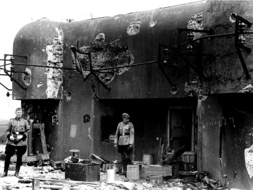 <p style="text-align: center;"><strong>Damaged Maginot Line bunker in France, around May/June 1940.</strong><br style="text-align: center;" /><span style="text-align: center;">Source / Cr&eacute;dit :&nbsp;</span><a style="text-align: center;" href="https://fr.wikipedia.org/wiki/Fichier:Bundesarchiv_Bild_121-0486,_Frankreich,_Maginotlinie.jpg" target="_blank" rel="noopener">Bundesarchiv - Wikip&eacute;dia CC</a></p>