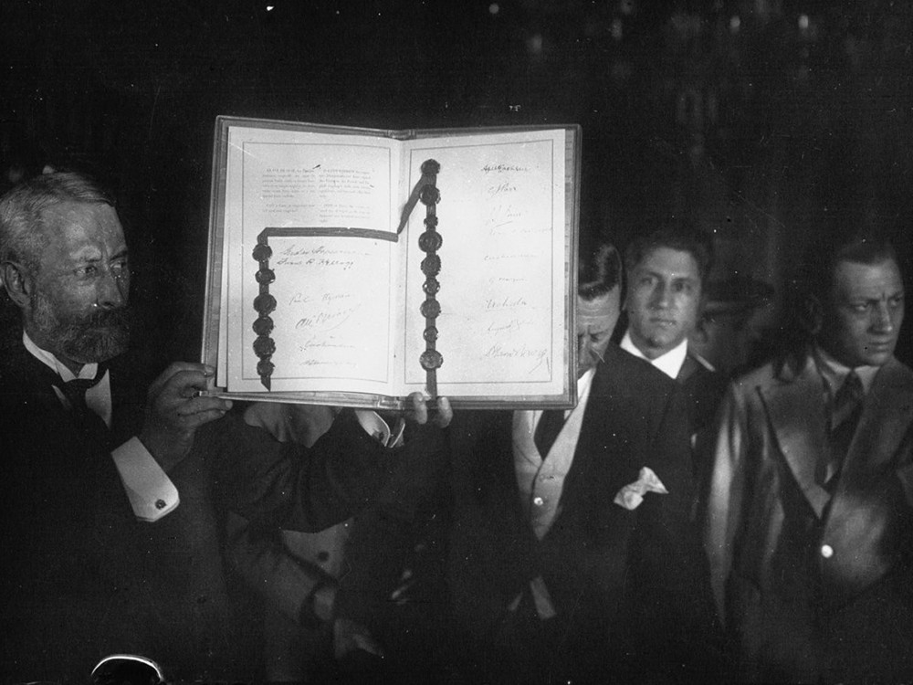 <p style="text-align: center;"><strong>The signature page of the Kellogg-Briand Pact, 1928.</strong><br style="text-align: center;" /><span style="text-align: center;">Source / Cr&eacute;dit :&nbsp;</span><a style="text-align: center;" href="https://gallica.bnf.fr/ark:/12148/btv1b90410385.item" target="_blank" rel="noopener">BNF / Gallica</a></p>