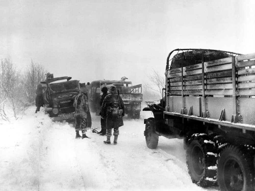 <p style="text-align: center;"><strong>Vehicles of the US army after the storm of December 22nd 1944.</strong><br style="text-align: center;" /><span style="text-align: center;">Source / Cr&eacute;dit :&nbsp;</span><a style="text-align: center;" href="http://www.mnhm.net/ng/index.php" target="_blank" rel="noopener">Mus&eacute;e National de l&rsquo;Histoire Militaire de Diekirch</a></p>
