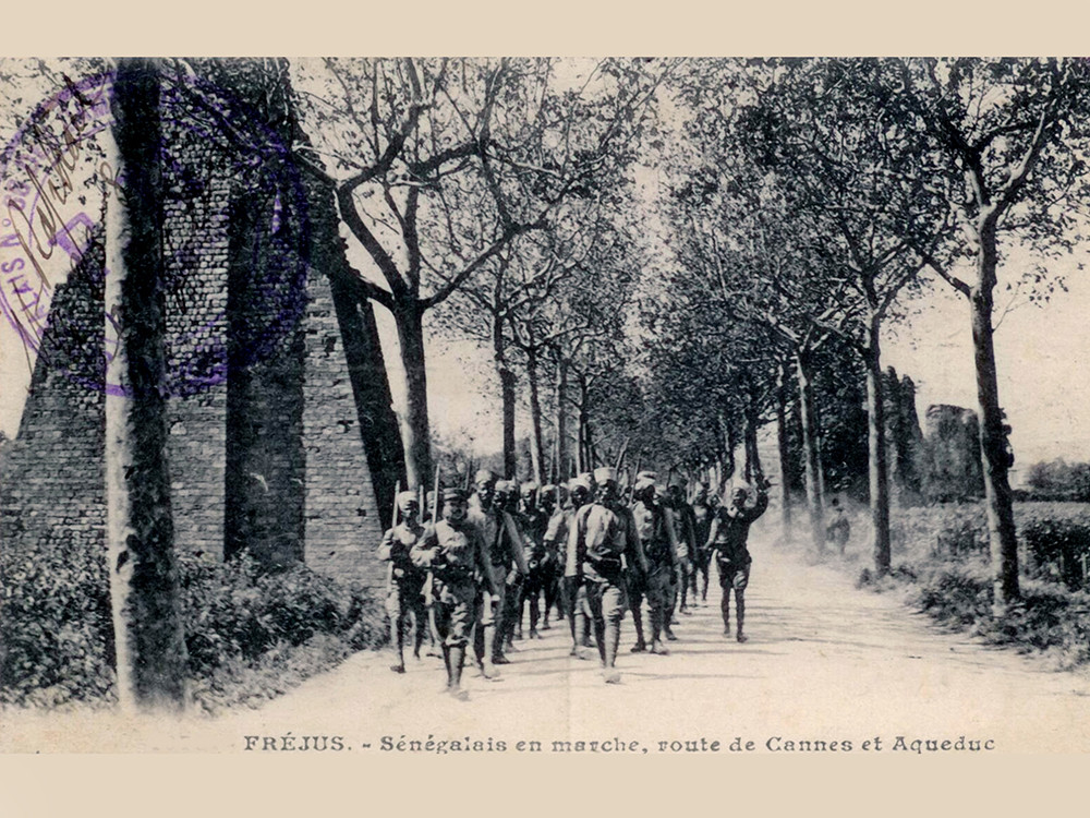 <p style="text-align: center;"><strong>Senegalese 'tirailleurs' on parade at Fr&eacute;jus, 1917.</strong><br style="text-align: center;" /><span style="text-align: center;">Source / Cr&eacute;dit :&nbsp;</span><a style="text-align: center;" href="https://commons.wikimedia.org/wiki/File:Fr%C3%A9jus_Tirailleurs_s%C3%A9n%C3%A9galais_1918.jpg" target="_blank" rel="noopener">Wikip&eacute;dia CC</a></p>