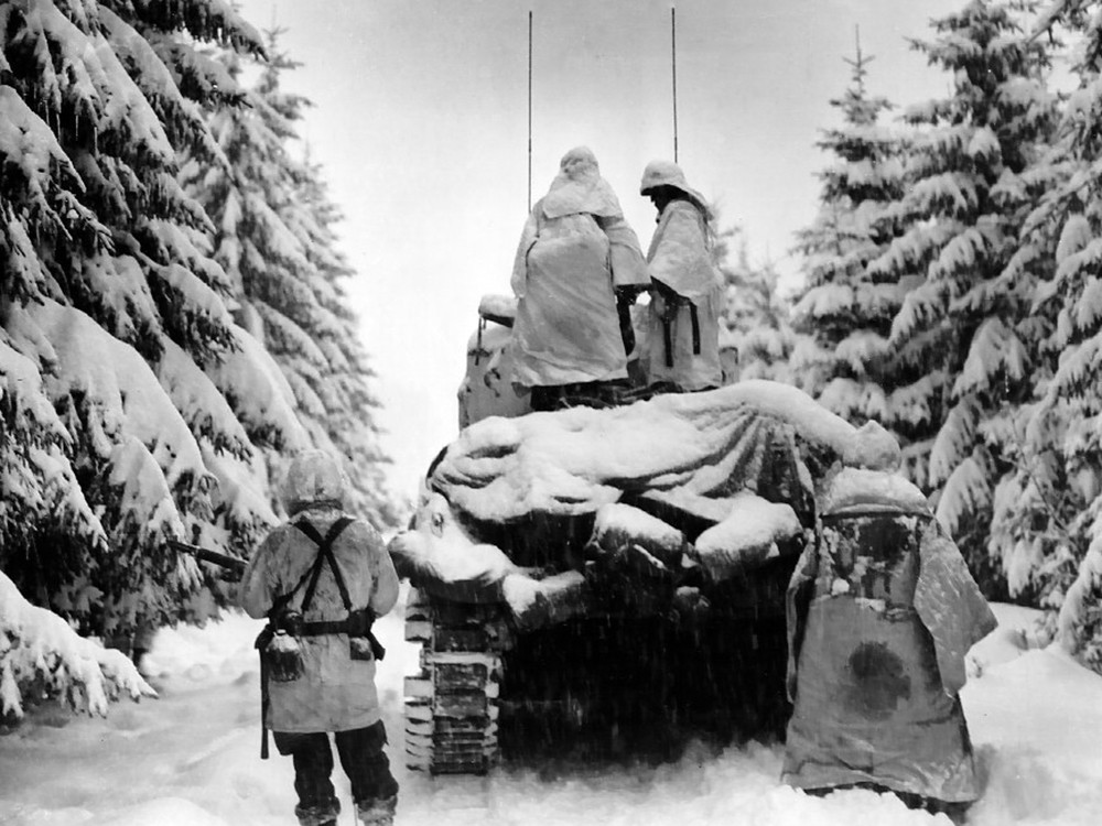<p style="text-align: center;"><strong>Tanks and infantrymen of the Company G, 740th Tank Battalion, 504th Regiment, 82nd Airborne Division, push through the snow towards their objective near Herresbach, Belgium on January 28, 1945.</strong><br style="text-align: center;" /><span style="text-align: center;">Source / Cr&eacute;dit :&nbsp;</span><a style="text-align: center;" href="https://fr.wikipedia.org/wiki/Fichier:Tanks_and_Infantrymen_on_the_way.jpg" target="_blank" rel="noopener">US Army - Wikipedia CC</a></p>