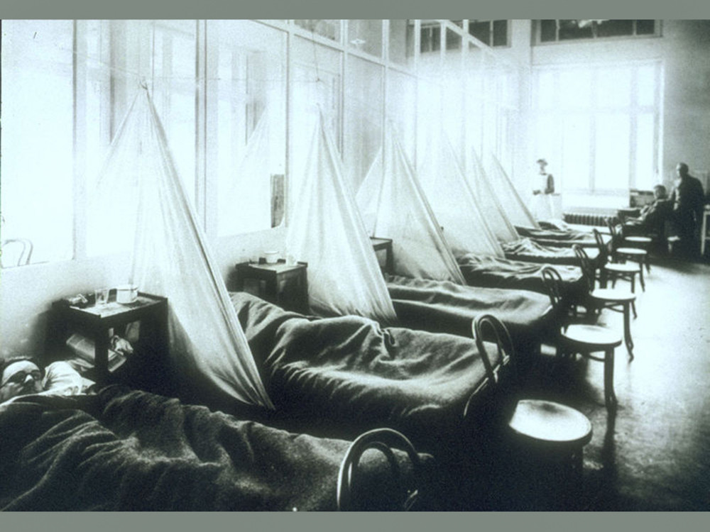 <p style="text-align: center;"><strong>Patients infected by Spanish flu at the US Army camp hospital in Aix-Les-Bains (France) - 1918.</strong><br style="text-align: center;" /><span style="text-align: center;">Source / Cr&eacute;dit :&nbsp;</span><a style="text-align: center;" href="https://commons.wikimedia.org/wiki/File:USCampHospital45InfluenzaWard.jpg?uselang=fr" target="_blank" rel="noopener">US National Museum of Health and Medicine - Wikip&eacute;dia CC</a></p>