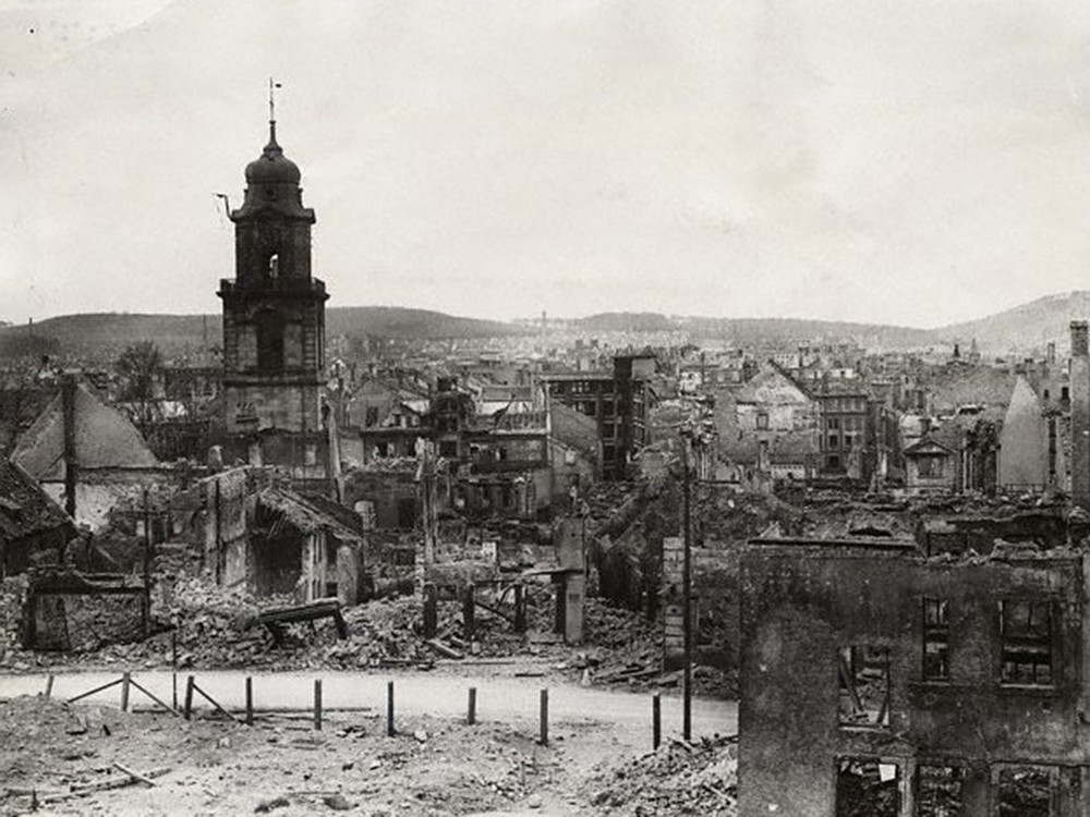 <p style="text-align: center;"><strong>Ruines de Sarrebruck bombard&eacute;e - Mars 1945.&nbsp;</strong><br />Source / Cr&eacute;dit : <a href="https://www.trailblazersww2.org/photos_34.htm" target="_blank" rel="noopener">US 70th Infantry Division Association</a></p>