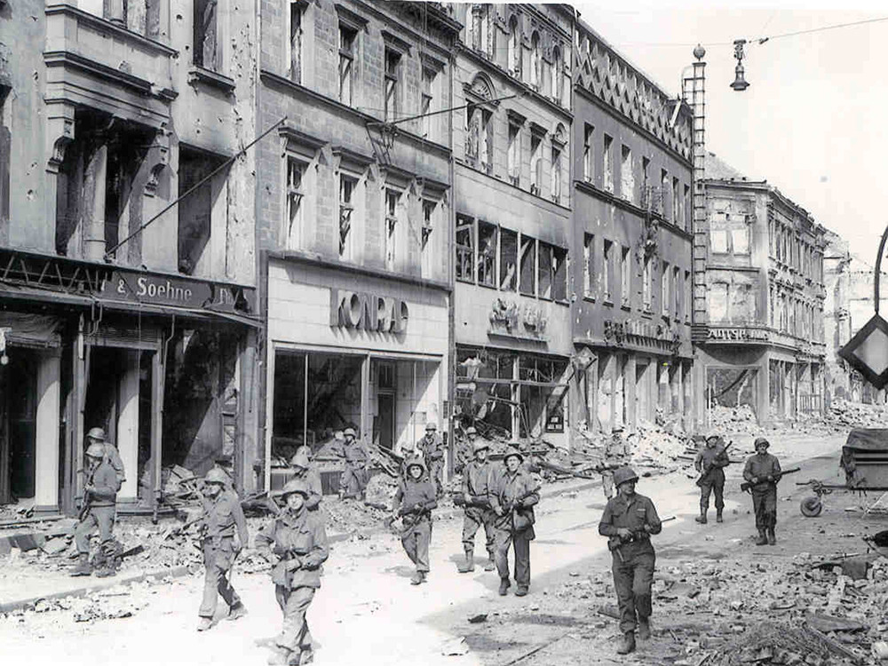 <p style="text-align: center;"><strong>US soldiers looking for concealed snipers in the ruins of Saarbr&uuml;cken - 20th March 1945.</strong><br style="text-align: center;" /><span style="text-align: center;">Source / Cr&eacute;dit :&nbsp;</span><a style="text-align: center;" href="https://www.trailblazersww2.org/photos_1.htm" target="_blank" rel="noopener">US 70th Infantry Division Association</a></p>