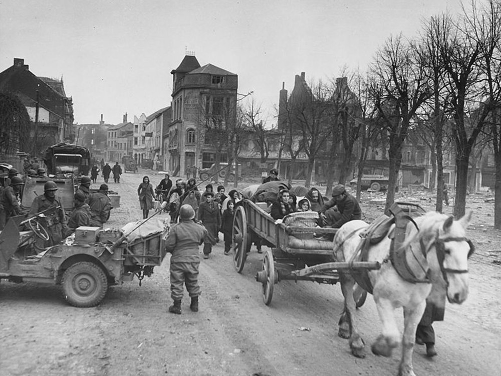 <p style="text-align: center;"><strong>Des r&eacute;fugi&eacute;s &eacute;vacuent la ville de Bastogne - 1944</strong><br />Source / Cr&eacute;dit : <a href="https://commons.wikimedia.org/wiki/File:Refugees_evacuating_the_Belgian_town_of_Bastogne_-_NARA_-_292623.jpg?uselang=fr" target="_blank" rel="noopener">U.S. National Archives and Records Administration - Wikipedia CC</a></p>