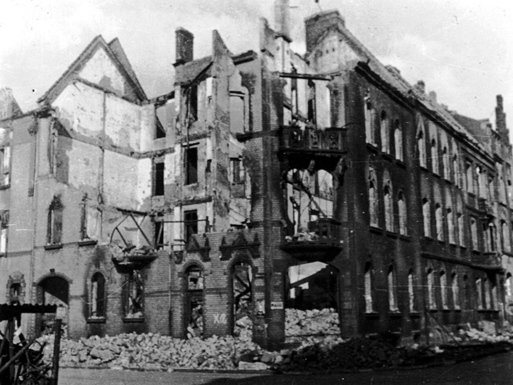 <p style="text-align: center;"><strong>Saarbr&uuml;cken gebombardeerd - Maart 1945.</strong><br style="text-align: center;" /><span style="text-align: center;">Source / Cr&eacute;dit :&nbsp;</span><a style="text-align: center;" href="http://fordgpw.com/___Saarlouis_1944_-_45/SLS_Pictures/Pic_001_SB/body_pic_001_sb.html" target="_blank" rel="noopener">FordGPW</a></p>
<div id="gtx-trans" style="position: absolute; left: 575px; top: 38.8182px;">
<div class="gtx-trans-icon">&nbsp;</div>
</div>