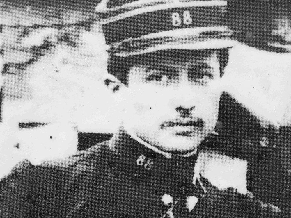 <p style="text-align: center;"><strong>Alain-Fournier (1886-1914), Leutnant 1913 in Man&ouml;vern bei Caylus.</strong><br style="text-align: center;" /><span style="text-align: center;">Source / Cr&eacute;dit :&nbsp;</span><a style="text-align: center;" href="https://commons.wikimedia.org/wiki/File:Alain-Fournier,_militaire.jpg?uselang=fr" target="_blank" rel="noopener">Wikip&eacute;dia CC</a></p>