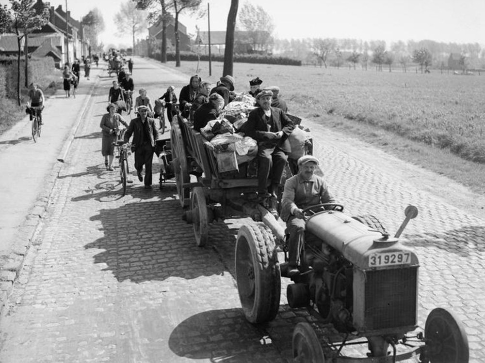 <p style="text-align: center;"><strong>Belgian refugees leaving the town of Enghein - 1940.</strong><br style="text-align: center;" /><span style="text-align: center;">Source / Cr&eacute;dit :&nbsp;</span><a style="text-align: center;" href="https://commons.wikimedia.org/wiki/File:The_British_Expeditionary_Force_(bef)_in_France_1939-1940_F4509.jpg" target="_blank" rel="noopener">War Office Second World War Official Collection - Wikipedia CC</a></p>